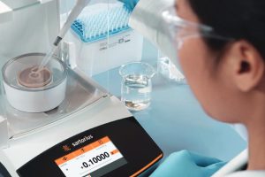 Learn about the latest ISO 8655 updates, including mandatory routine testing, improved traceability, and the new ISO 8655-10 guidance for proper pipette use.